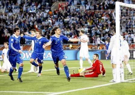 اللاعب الارجنتيني ديميكليس  محتفيا بالهدف الأول في مرمى اليونان